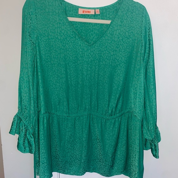 EVRI Tops - Evri Green Leopard 3/4 Sleeve Top